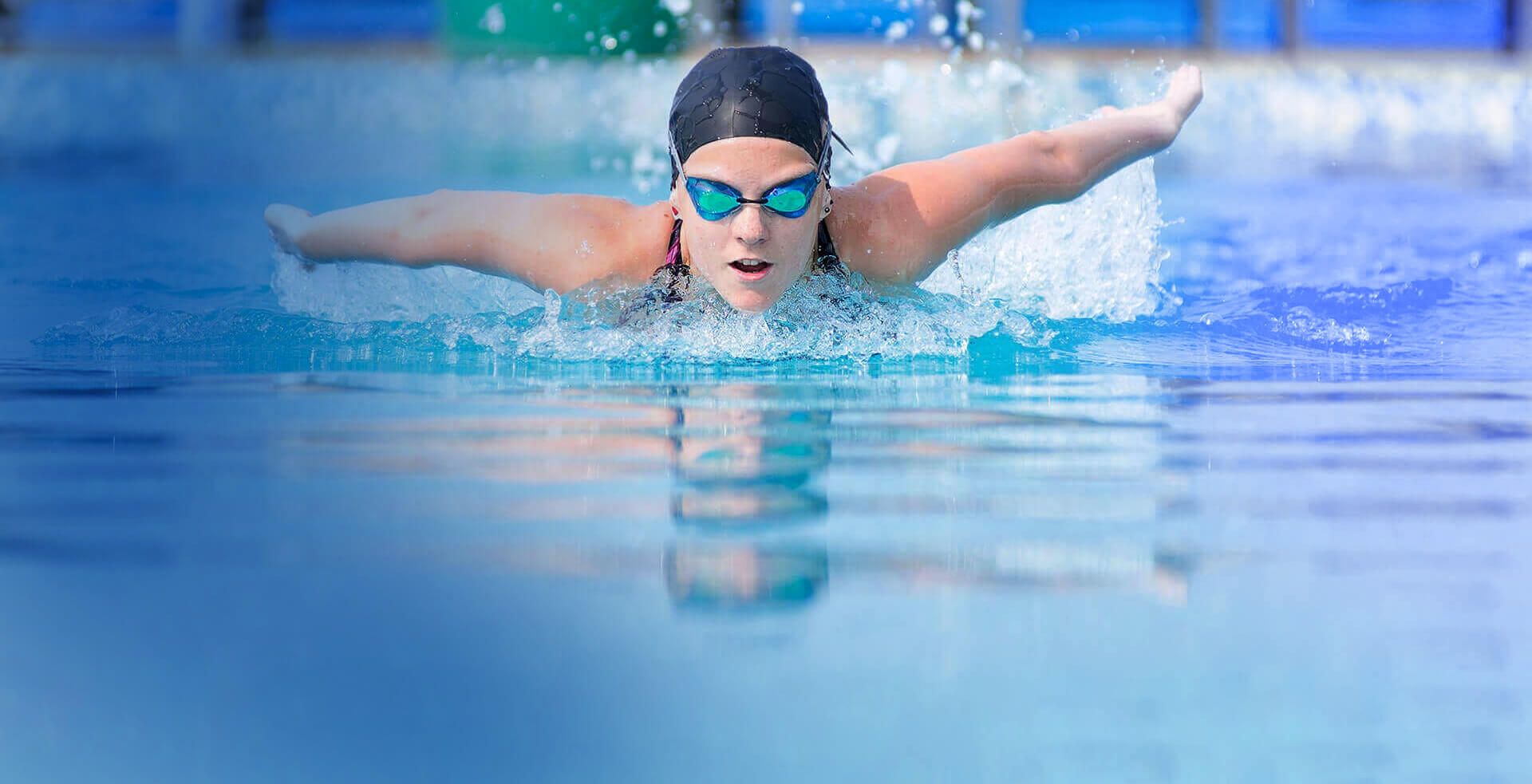 Eine Schwimmerin im Pool